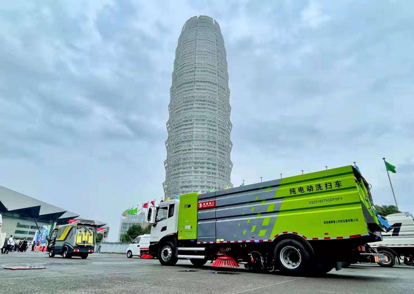 0029cc金沙贵宾会新能源环卫车亮相第六届河南省城乡环境卫生设施设备与固体废弃物处理技术博览会